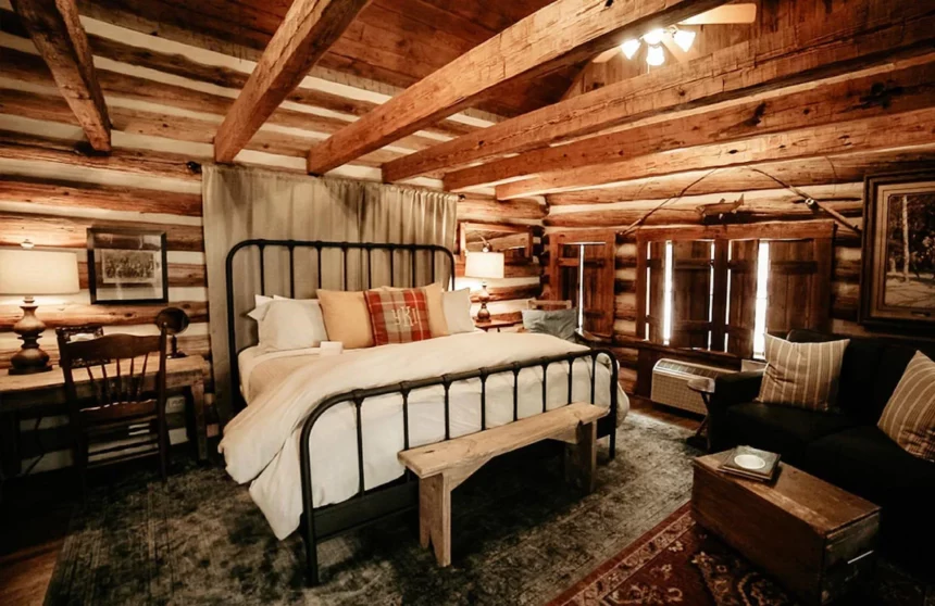Cottage-like room with cozy bed in Kendall.